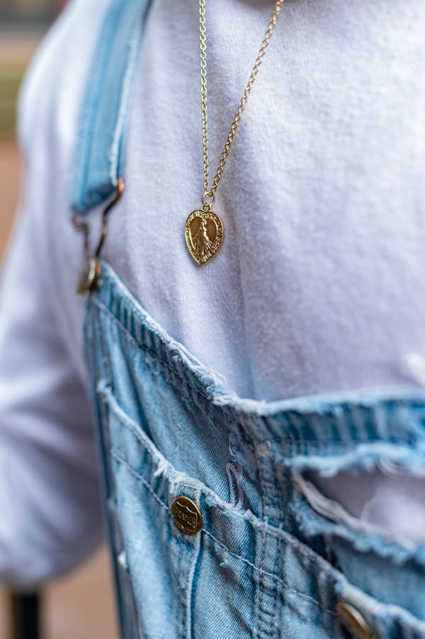 Découvrez les médailles de baptême en or personnalisées